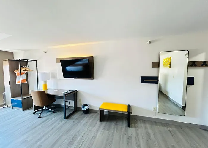 Comfort Suites Terre Haute University Area